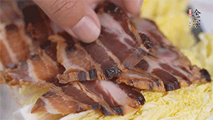 依次擺放娃娃菜和醬肉。