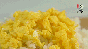 將雞蛋碎、西蘭花碎和放涼的米飯混合，用少許鹽、橄欖油調(diào)味。