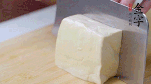 老豆腐切片，浸水備用。