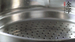 出鍋后，倒扣臘味，撒上蔥花即可。