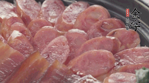 沿著米飯邊淋一圈玉米油，擺上小青菜，淋上醬油和湯調(diào)成的醬汁，撒上辣椒粒、香蔥末即可。