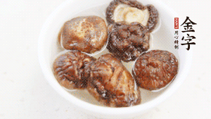 鍋加熱至7成，放蘿卜絲煸炒，加3粒冰糖翻炒至透明，盛出備用。