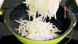 鍋加油至5成熱，放香腸粒、臘肉粒翻炒，等脂肪變透明后，加香菇、瑤柱、蝦米，放適量冰糖、胡椒粉、鹽炒至香味溢出。