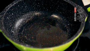 盆中放入炒好的蘿卜絲、香腸等食材，加粘米粉、澄粉，一邊倒香菇水，一遍攪拌成稀糊狀。（加入少量的澄粉可以讓蘿卜糕質地柔軟又充滿彈性，而且還可以增加成品的透明感。 ）