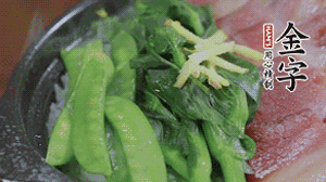 燜好的米飯開蓋，放入菜心、荷蘭豆，澆上調(diào)味汁拌勻。