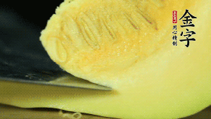 胡蘿卜切滾刀塊，小南瓜取一半去籽去皮切塊備用。