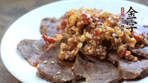 最后把醬汁淋到牛肉上即可，撒上芝麻、香菜。也可以把牛肉和醬汁攪拌均勻，讓牛肉與醬汁更加入味。