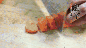 食材洗凈后，胡蘿卜切成塊，鮮香菇切成十字花刀備用。