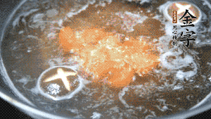 將烏冬面放入調好味的面湯中一起煮熟。（選擇烏冬面的原因，第一是因為菜鳥也能很好地做出成品，而不用擔心會糊鍋或者黏在一起；第二是因為白色的面條，在夏天看起來更有食欲。）