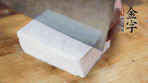 豆腐切成小塊，臘肉切成薄片，辣椒切成小圈。