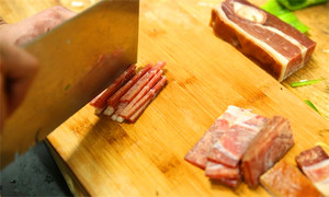將火腿清洗后切成絲備用。