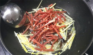 火腿絲、筍絲、黑木耳絲汆水后，瀝干。