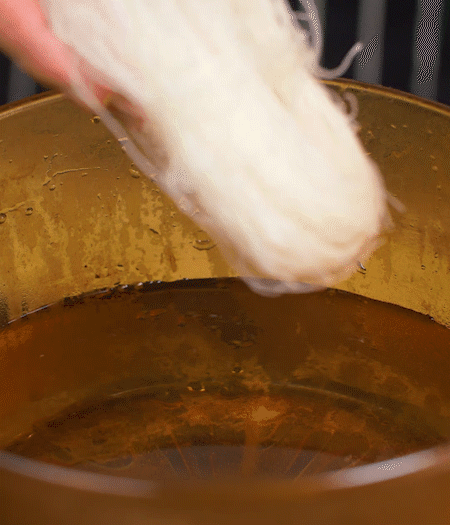 青番茄切片、金字臘肉切薄片、小米辣線椒切圈。