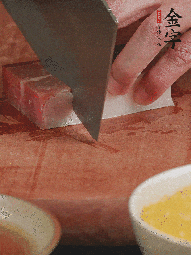 金字火腿去皮，切成大塊。