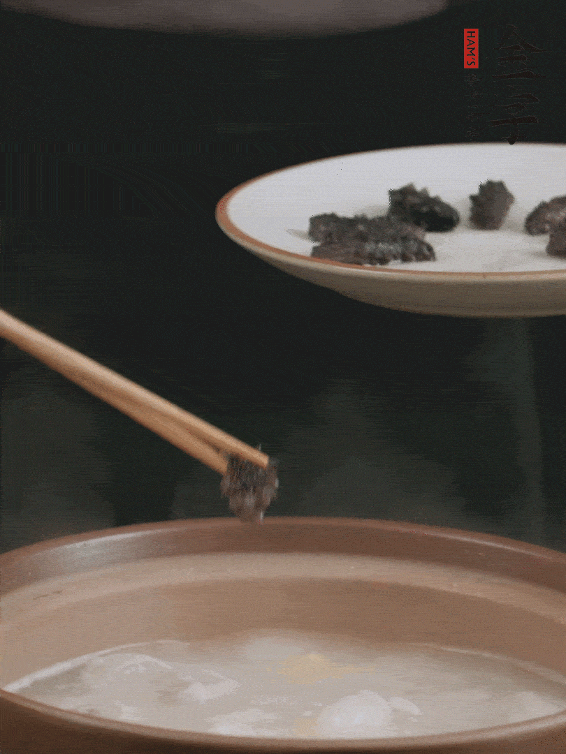 期間雞湯燉到80分鐘時(shí)，加小海參再燉10分鐘。