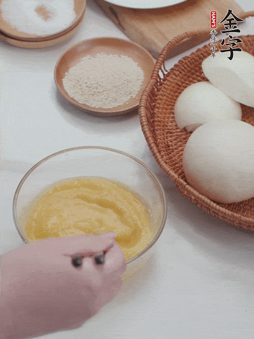 2個(gè)雞蛋加入1小勺鹽、1/2小勺胡椒粉打散。