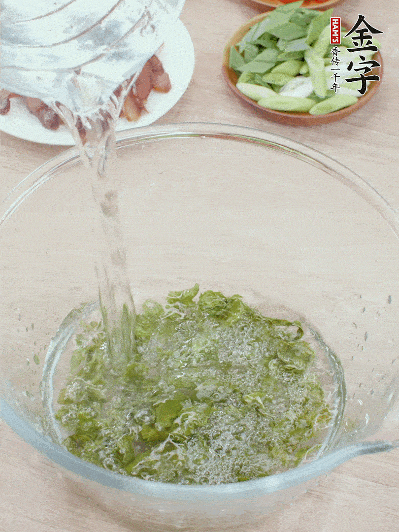 萵筍干溫水泡2小時，青紅辣椒切圈，姜切片，青蒜斜切段。