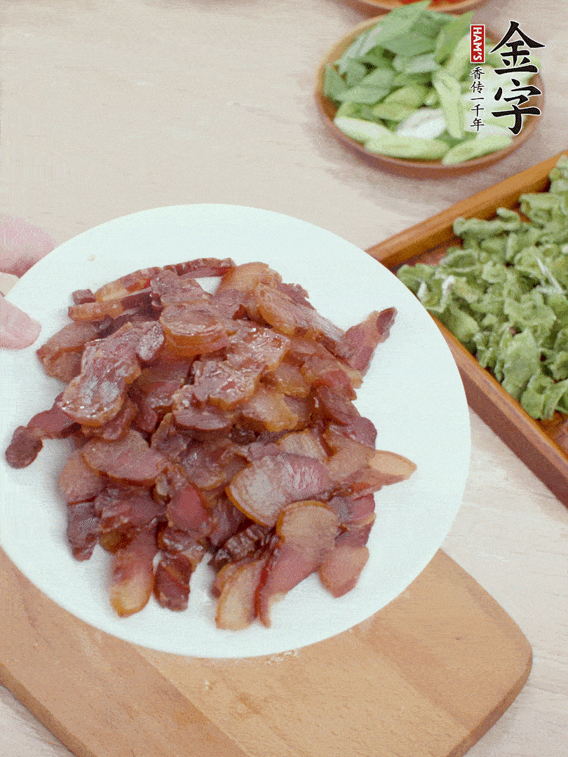 臘肉水煮15分鐘，切薄片。