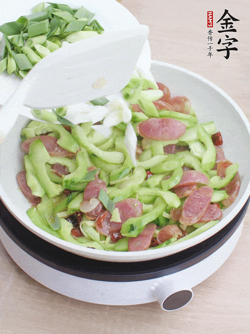 下青蒜翻炒。