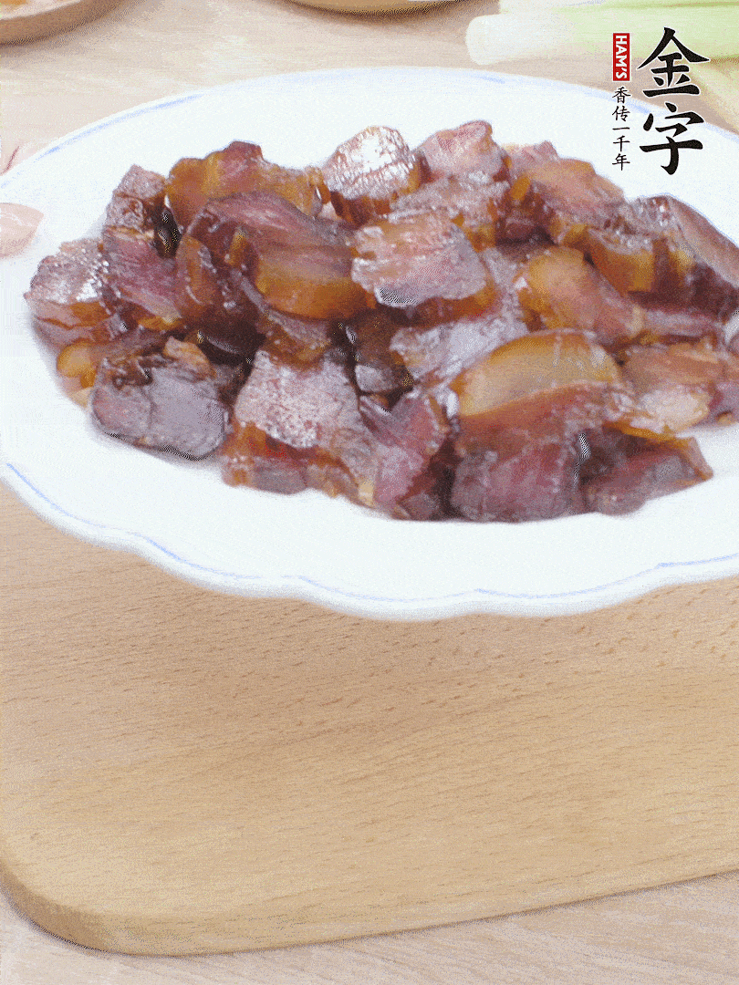 金字醬油肉水煮15分鐘，切薄片。