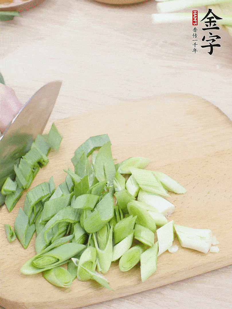 青蒜切段。（蒜白可以拍一下，再斜著切）
