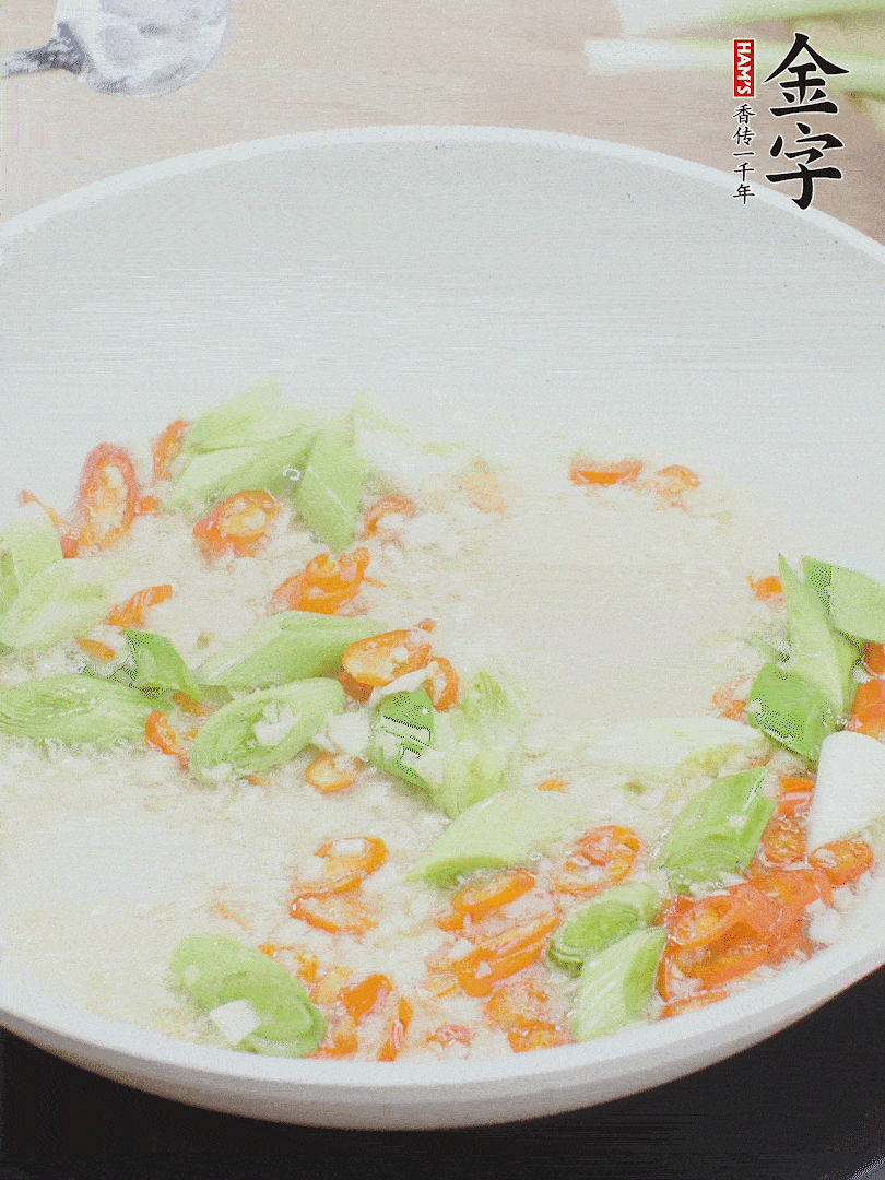 油5成熱時，下蒜末、辣椒、蒜白煸炒。