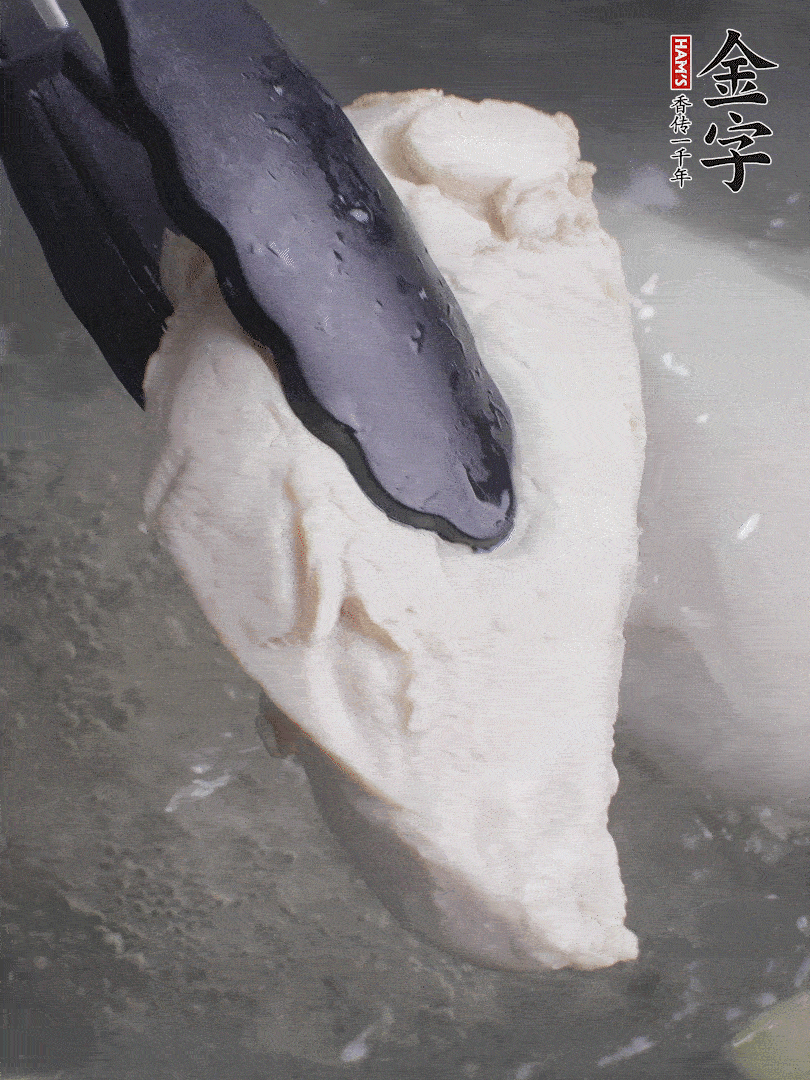 雞胸肉冷水下鍋，加姜片煮熟。過冰水撕成細絲。