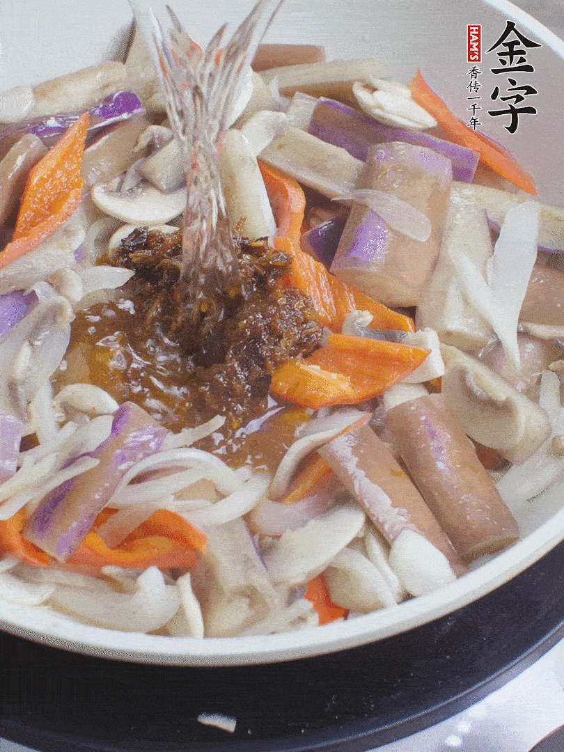 下茄子、口蘑，淋入料汁，加熱水份收干。