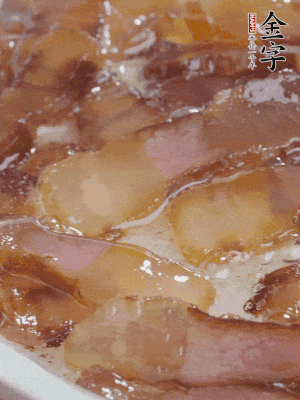 油5成熱，醬油肉煸香。