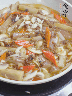 撒蒜末、香菜末。