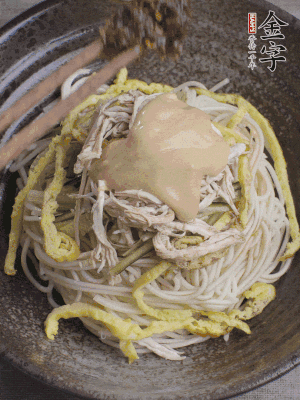 生抽1勺、醋1勺、芝麻醬1勺、金字火腿大師醬1勺。