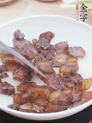 熱鍋少油，醬油肉煸出油脂，盛出。