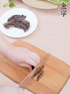 金字醬油肉下鍋煮10分鐘，切薄片。