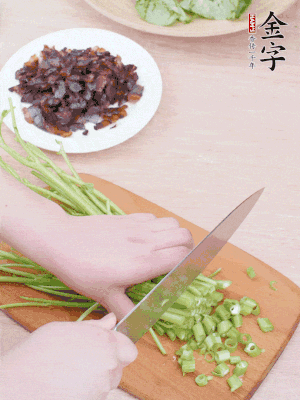空心菜摘掉葉子，菜梗切成丁。