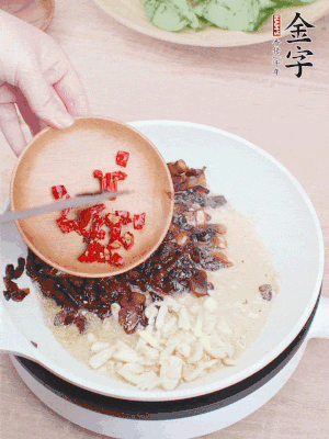 爆香蒜末、小米辣。