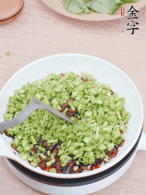 下菜梗翻炒，混合醬油肉。