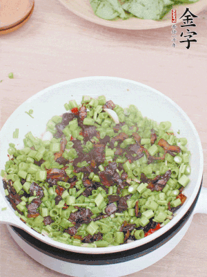 1勺生抽、1勺蠔油、1點(diǎn)點(diǎn)白糖調(diào)味。