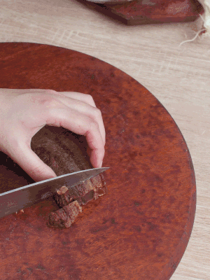 金字臘肉水煮15分鐘，切片。