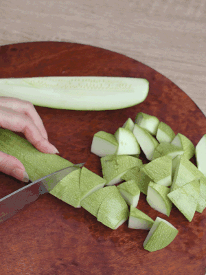 西葫蘆去籽縱向切成4份，斜切成厚片。