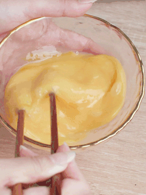 雞蛋調(diào)入少許黃酒打散。