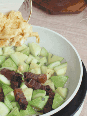 雞蛋一起翻炒。