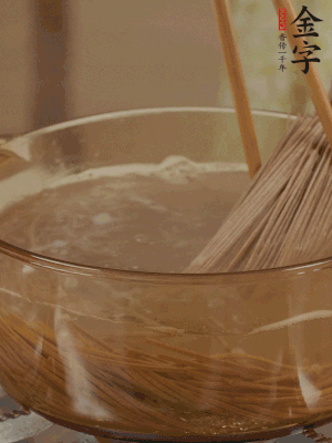 水開后下蕎麥面，煮2分鐘后過涼水備用。