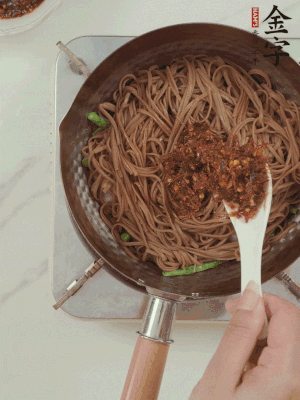 下蕎麥面，淋上少許醬油，加2勺金字火腿大師醬略翻炒即可。