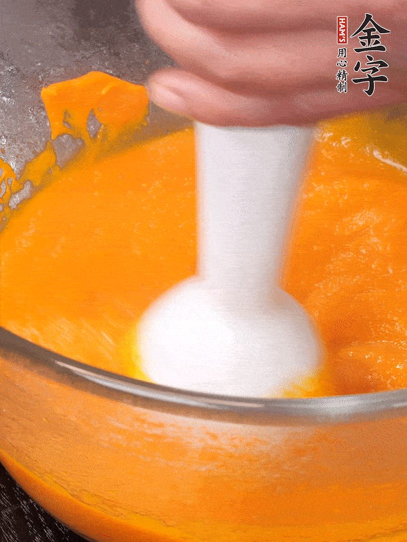 300g南瓜，去皮去瓤切滾刀塊，大火蒸8分鐘，料理機打成泥，篩網(wǎng)過篩成泥