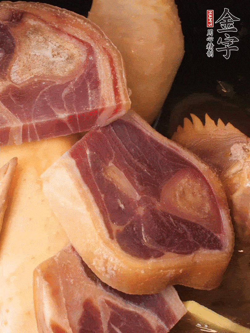 火踵、老母雞加蔥、姜、料酒、清水，大火燒開后轉(zhuǎn)小火，燉1小時