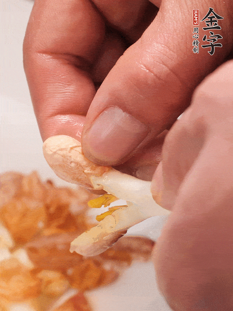 花生芽切段。開水焯水1分鐘，去掉頂部的花生皮