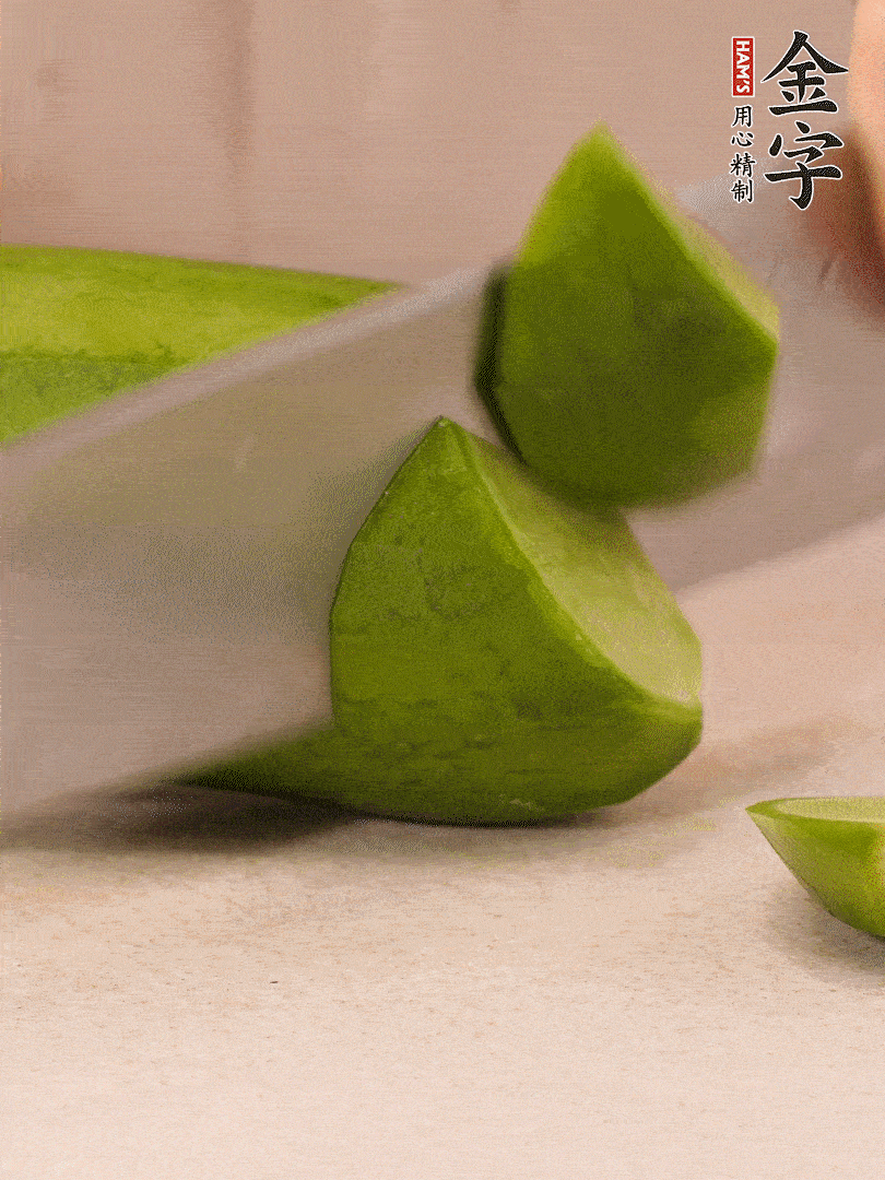 青、紅蘿卜洗凈，去皮切大塊