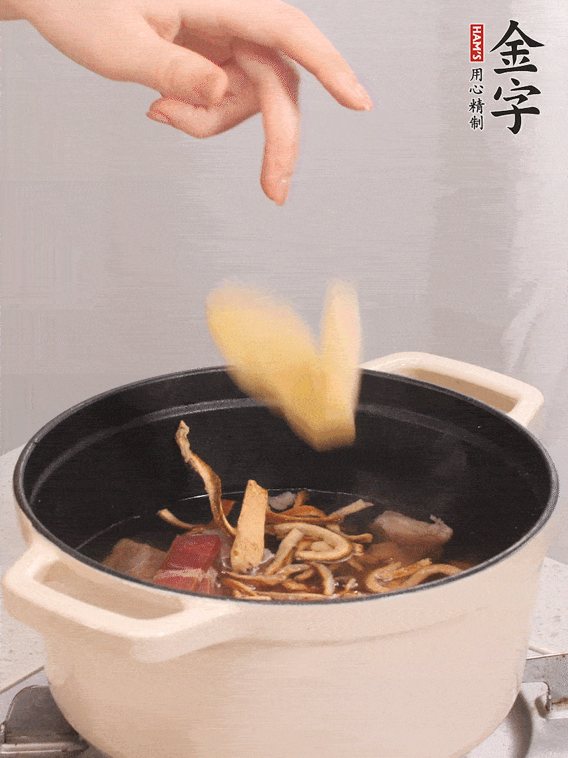 加入青、紅蘿卜再煲20小時(shí)。