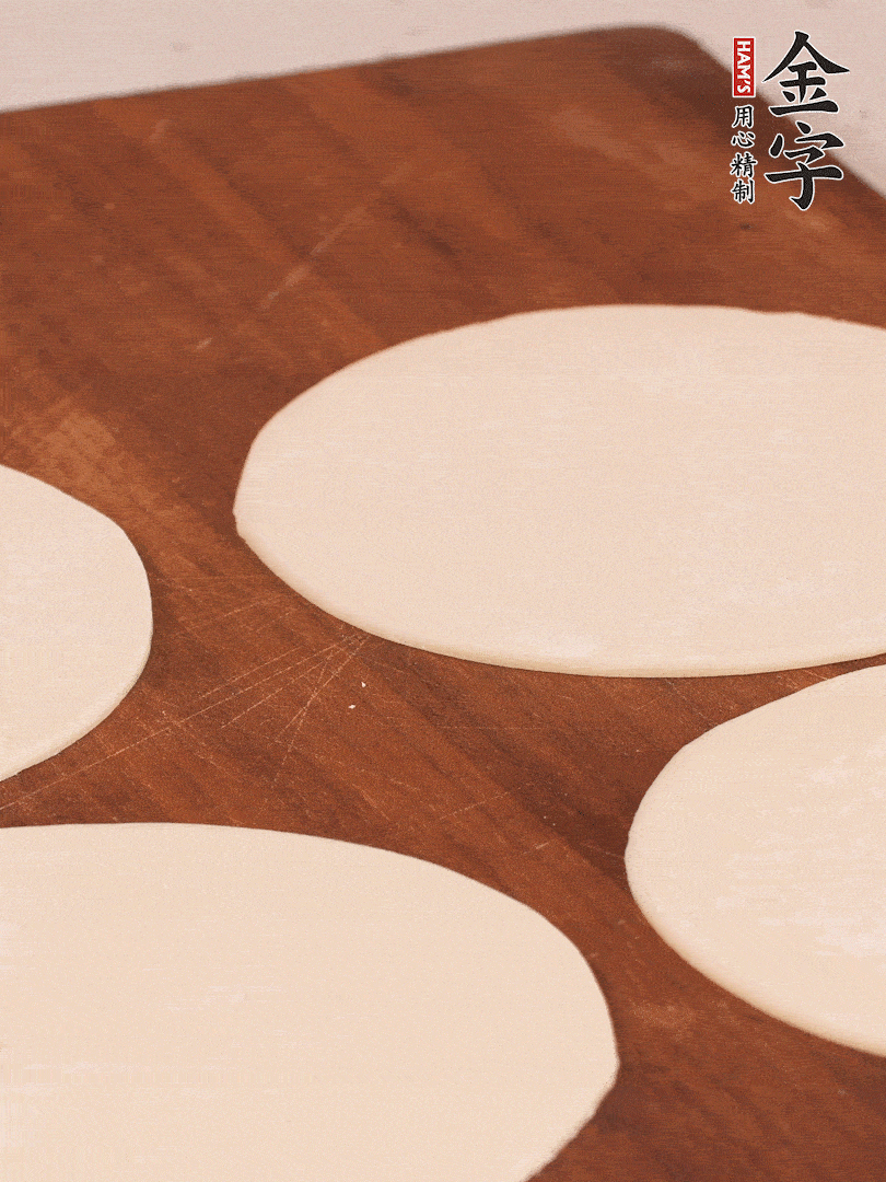 餃子皮均勻抹油，10張疊在一起，搟面杖搟開