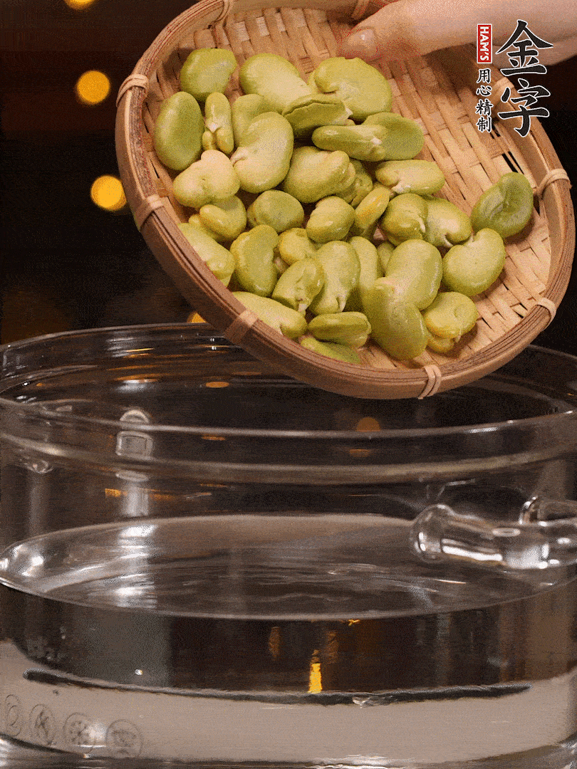 蠶豆剝殼，一起放入鍋中開水焯2分鐘去澀